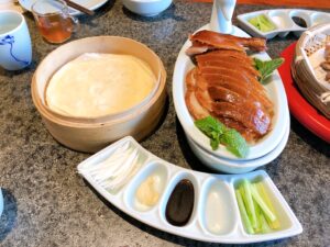 Vịt quay Bắc Kinh ăn kèm bánh tráng